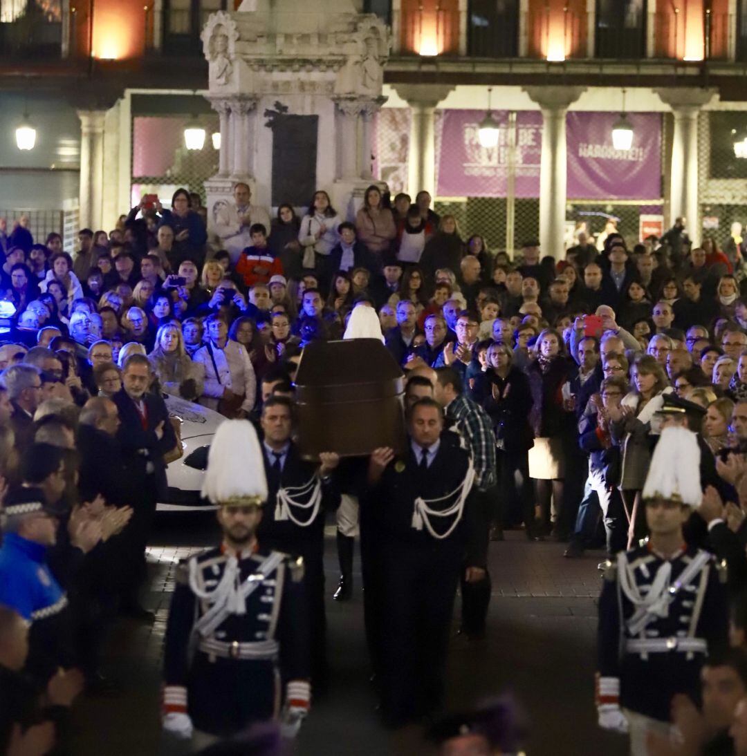 Llegada del féretro en la capilla ardiente de Tomás Rodríguez Bolaños en el Ayuntamiento de Valladolid 	 
 