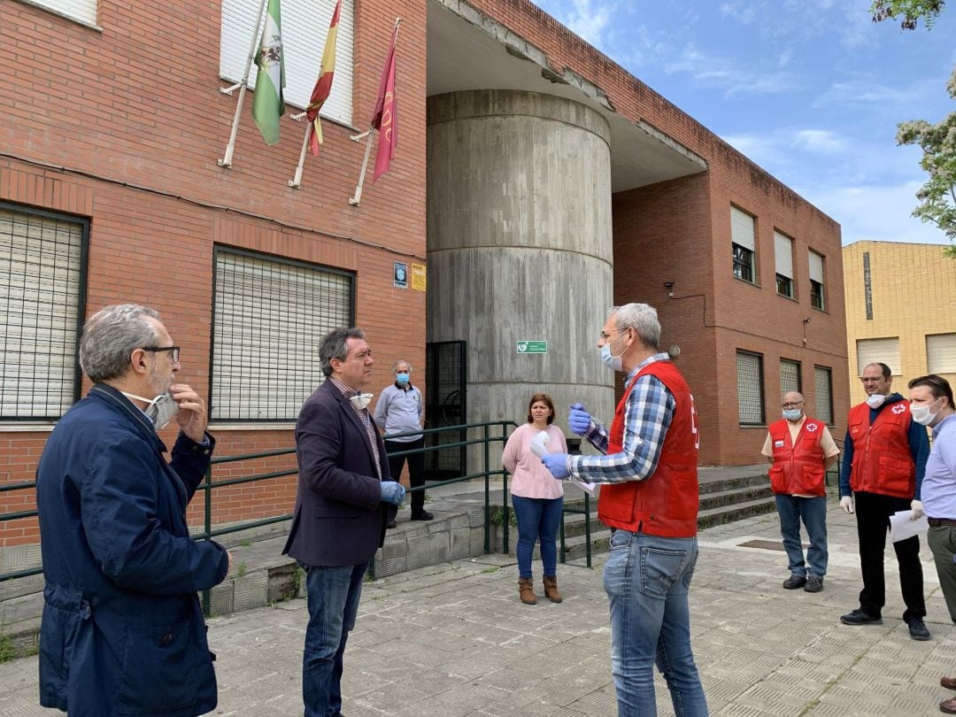 El alcalde de Sevilla, Juan Espadas, junto al responsable de Bienestar Social, Juan Manuel Flores, visita el dispositivo alimentario 
 