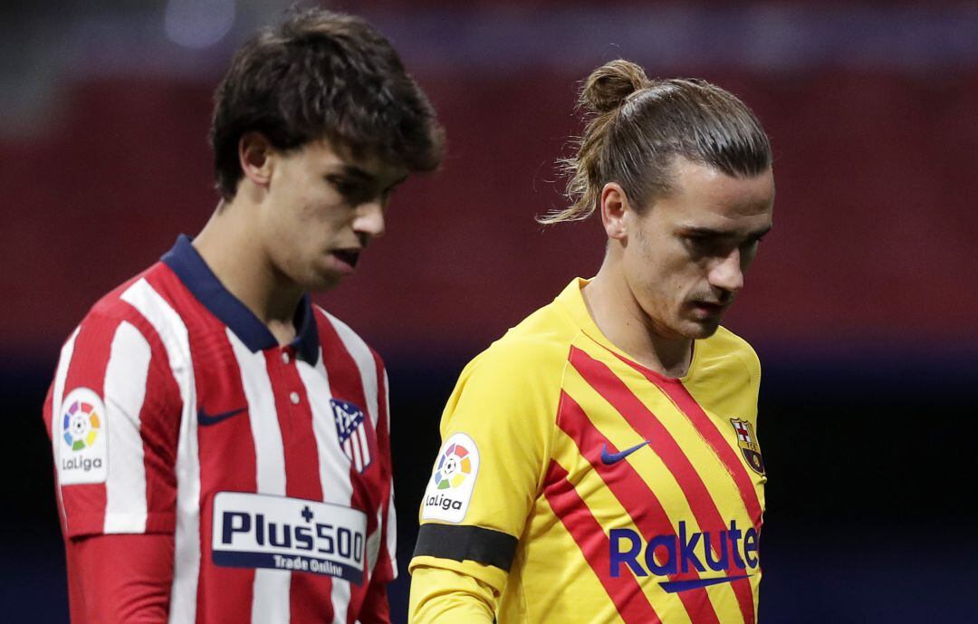 Ambos jugadores abandonan el terreno de juego tras un choque entre Atlético de Madrid y Barça