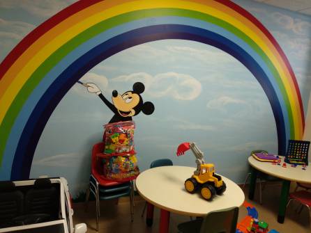 Mural de Micky Mouse elaborado por Pedro Núñez para la sala de estar de los pacientes pediátricos del Hospital Santos Reyes