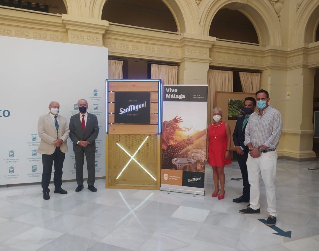 Francisco de la Torre, alcalde de Málaga, acompañado por la concejala delegada de Fiestas, Teresa Porras, concejala delegada de Fiestas, José Manuel Huesa, el director del Centro de Producción de Mahou-San Miguel, Javier Frutos, el presidente de MAHOS, y 