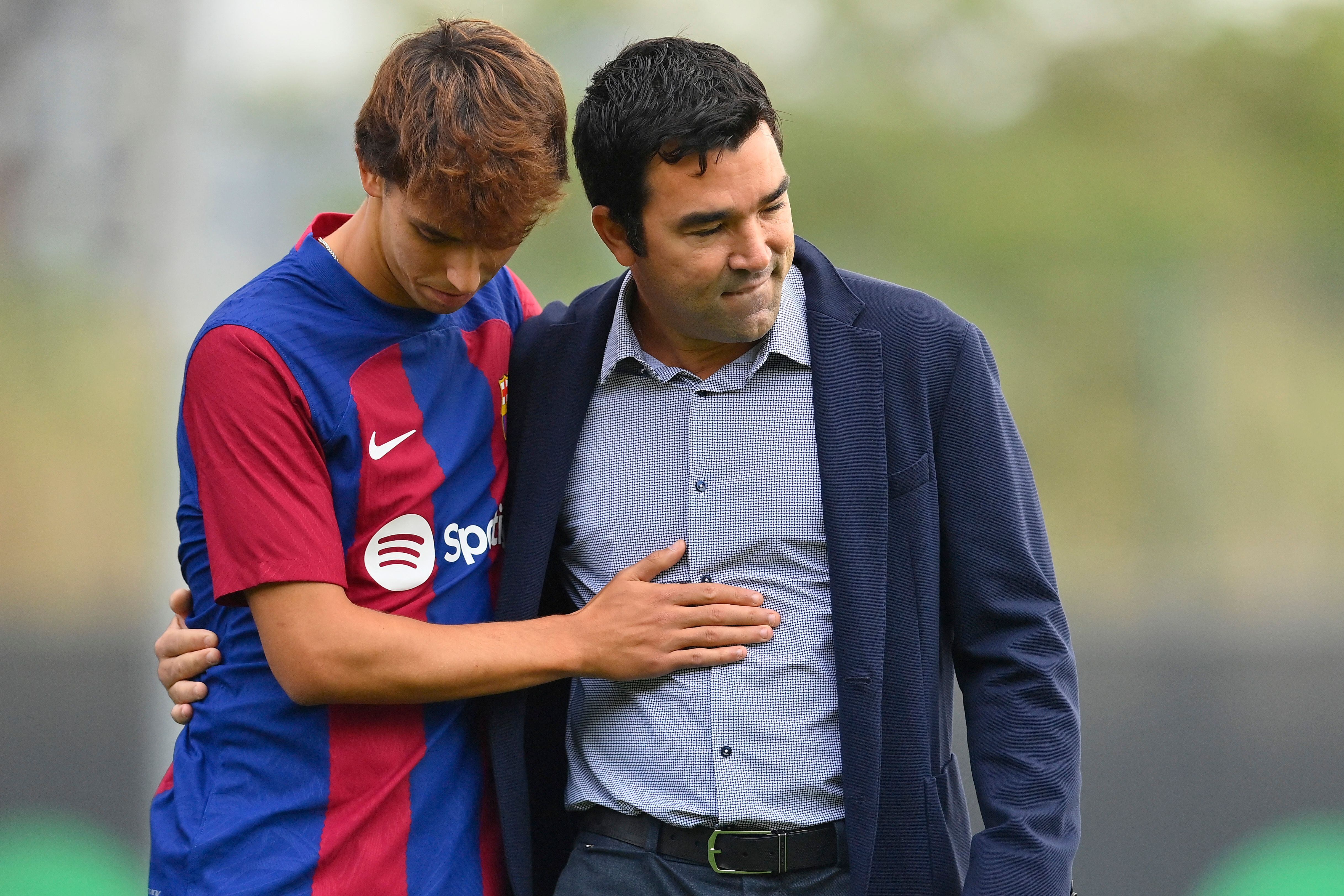 Deco y Joao Félix durante la presentación del portugués como nuevo jugador del Barça. (Photo by Pau BARRENA / AFP) (Photo by PAU BARRENA/AFP via Getty Images)