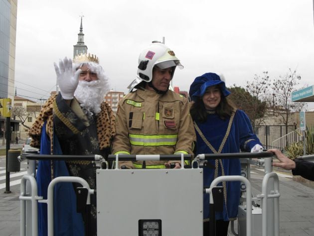 El Rey Melchor, a punto de subir a la tercera planta del Hospital Infantil