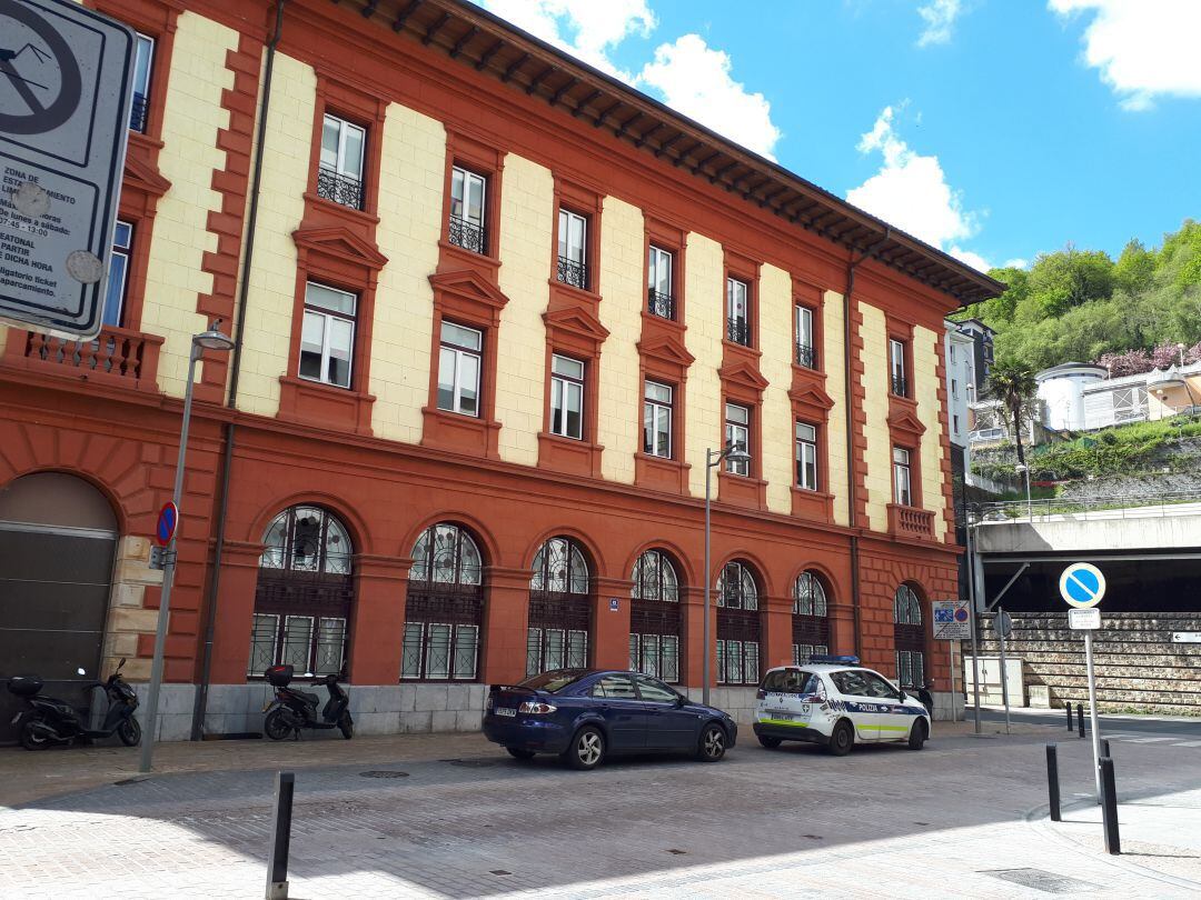 Las dependencias de la Policía Municipal de Eibar se encuentran en la planta baja de la casa consistorial