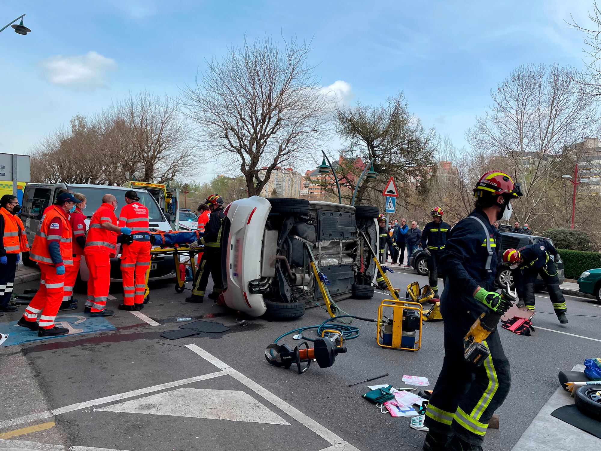 Uno de los vehículos quedó en posición de costado como resultado del vuelco