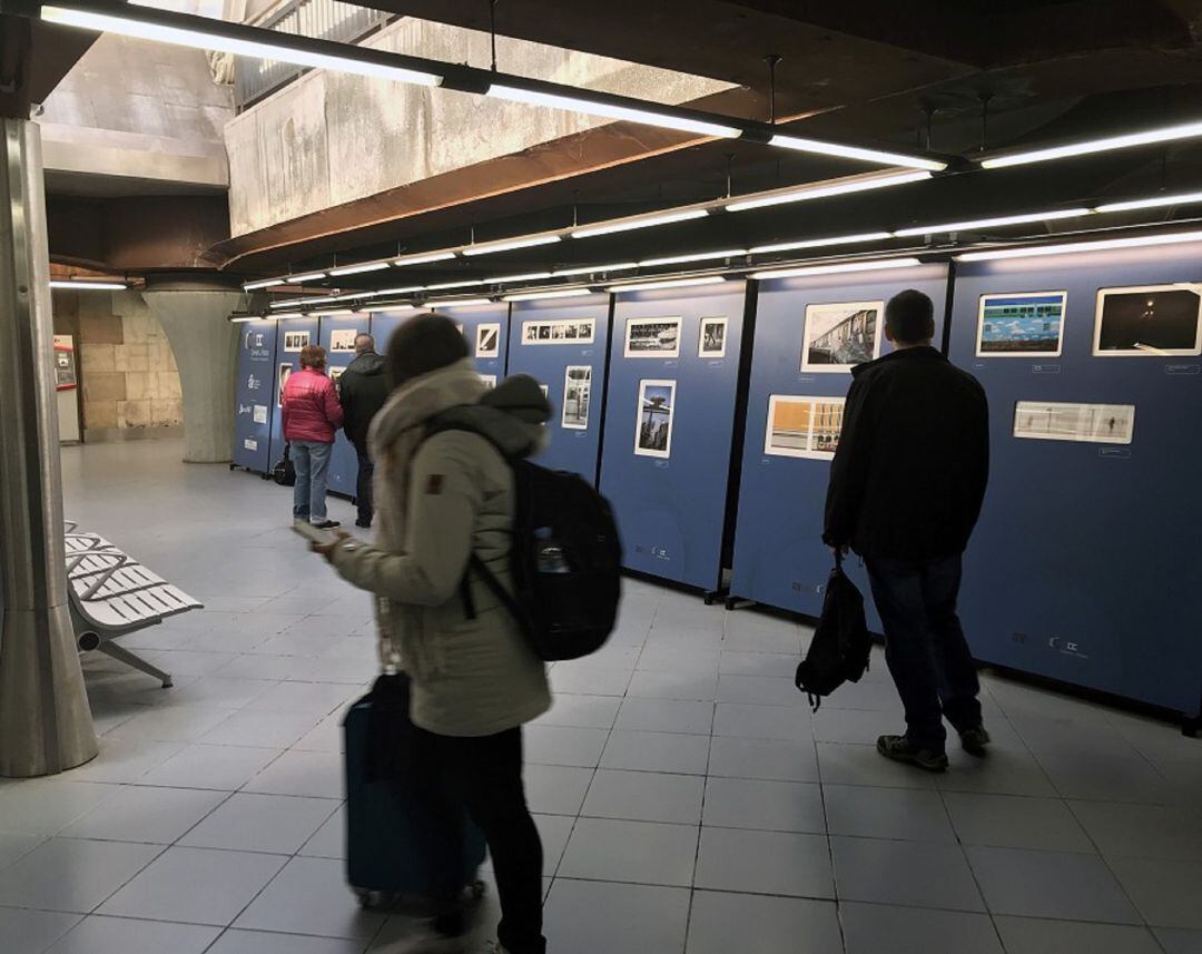 Grandes tableros y una pantalla son el soporte de las imágenes que componen la exposición