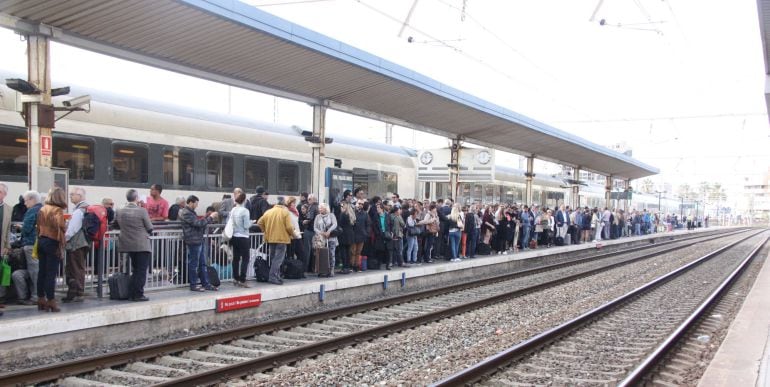 Centenares de pasajeros esperando en los andenes de la estación de Camp de Tarragona tras el incidente de los trenes