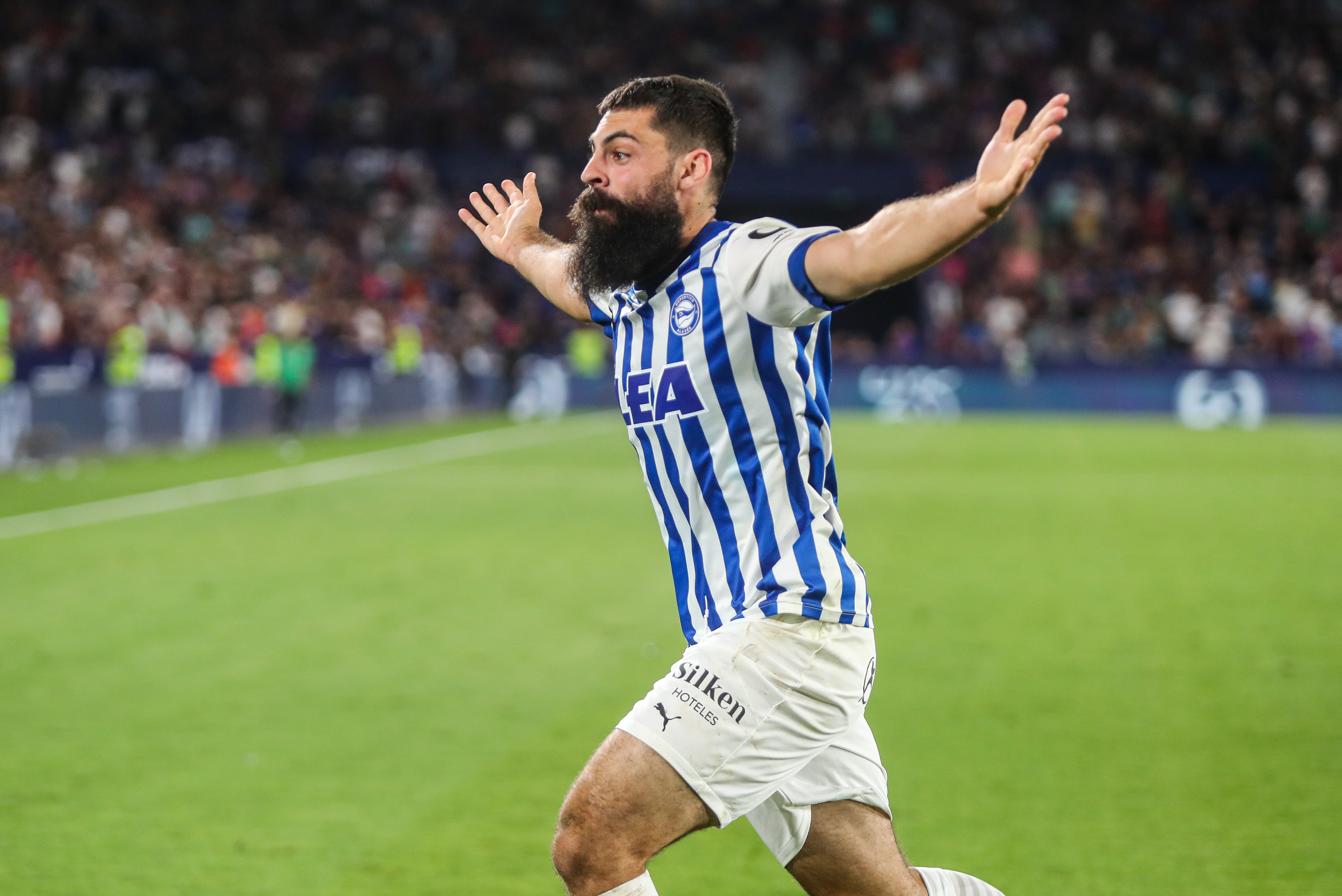 Asier Villalibre celebra su gol de penalti ante el Levante para certificar el ascenso del Alavés a Primera división