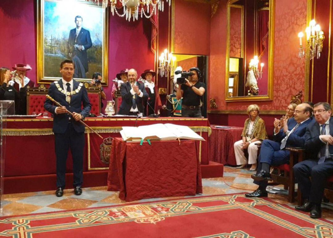 Momento de la elección de Luis Salvador (C&#039;s) como alcalde de Granada ante la mirada del teórico alcalde, Sebastián Pérez (PP), aplaudiendo, y el concejal Luis González (a la derecha), quien podría ser alcalde de Granada si el primero y el segundo dimiten