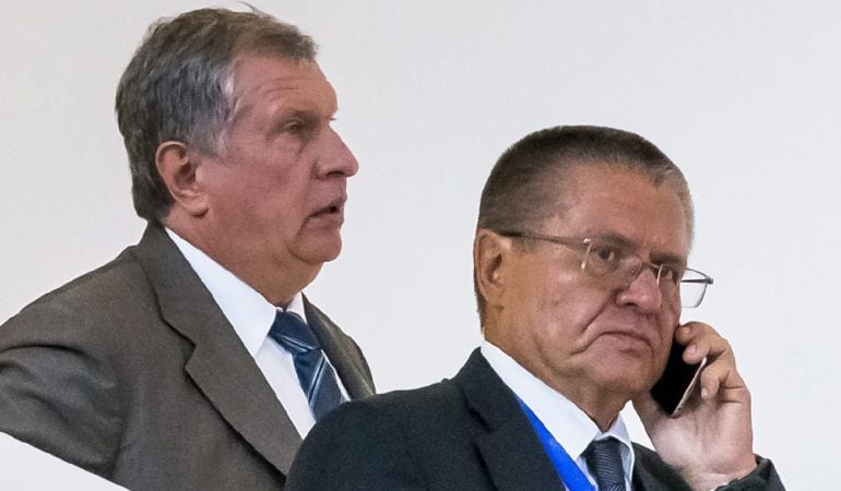 El ministro de Economía ruso, Alexéi Uliukáyev, a la derecha, junto al presidente de la petrolera estatal Rosneft, Igor Sechin, en una imagen tomada el 8 de agosto de 2016 en Bakú (Azerbaiyán).