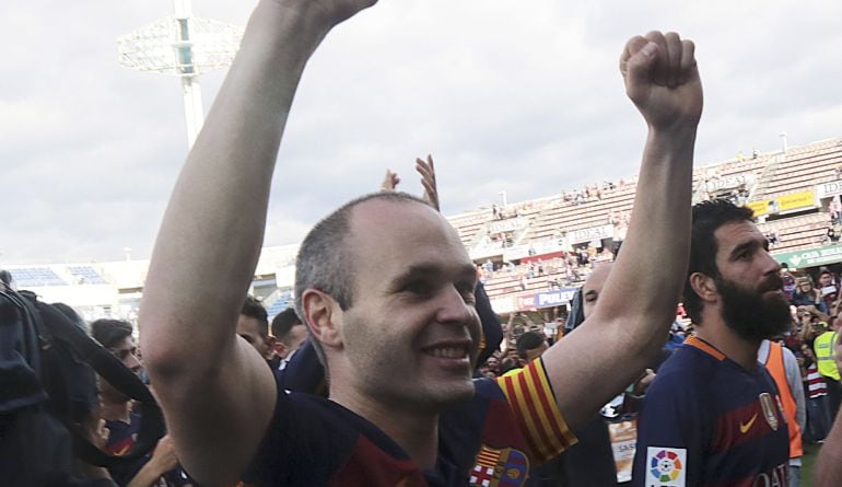 El centrocampsita del FC Barcelona Andrés Iniesta celebra con la afición la victoria frente al Granada