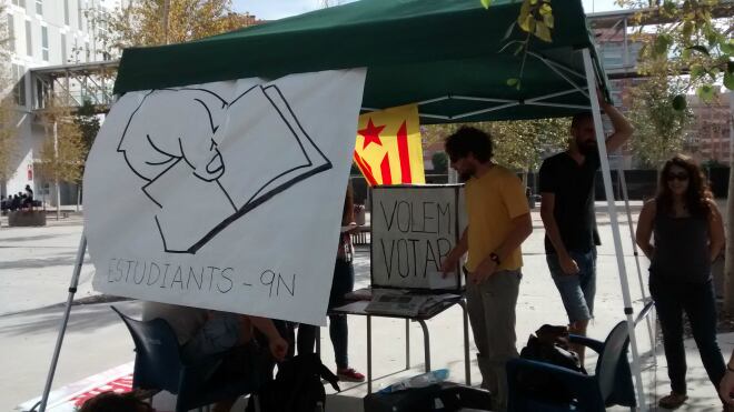 Grup d&#039;estudiants al pati del Campus Catalunya de la URV, a Tarragona.