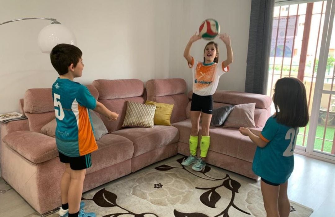 Los más pequeños juegan al voleibol en el salón de casa.