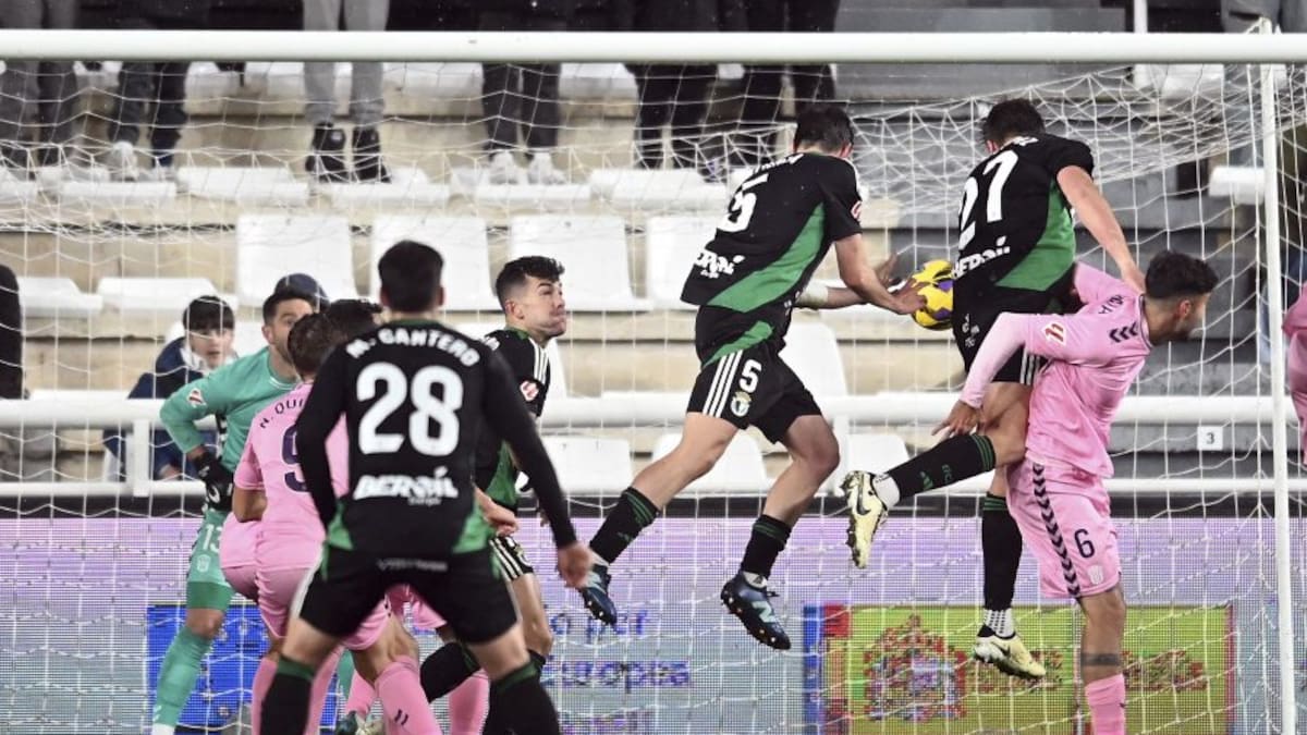 Un gol de David López, en el descuento, da los tres puntos al Burgos (1-0)