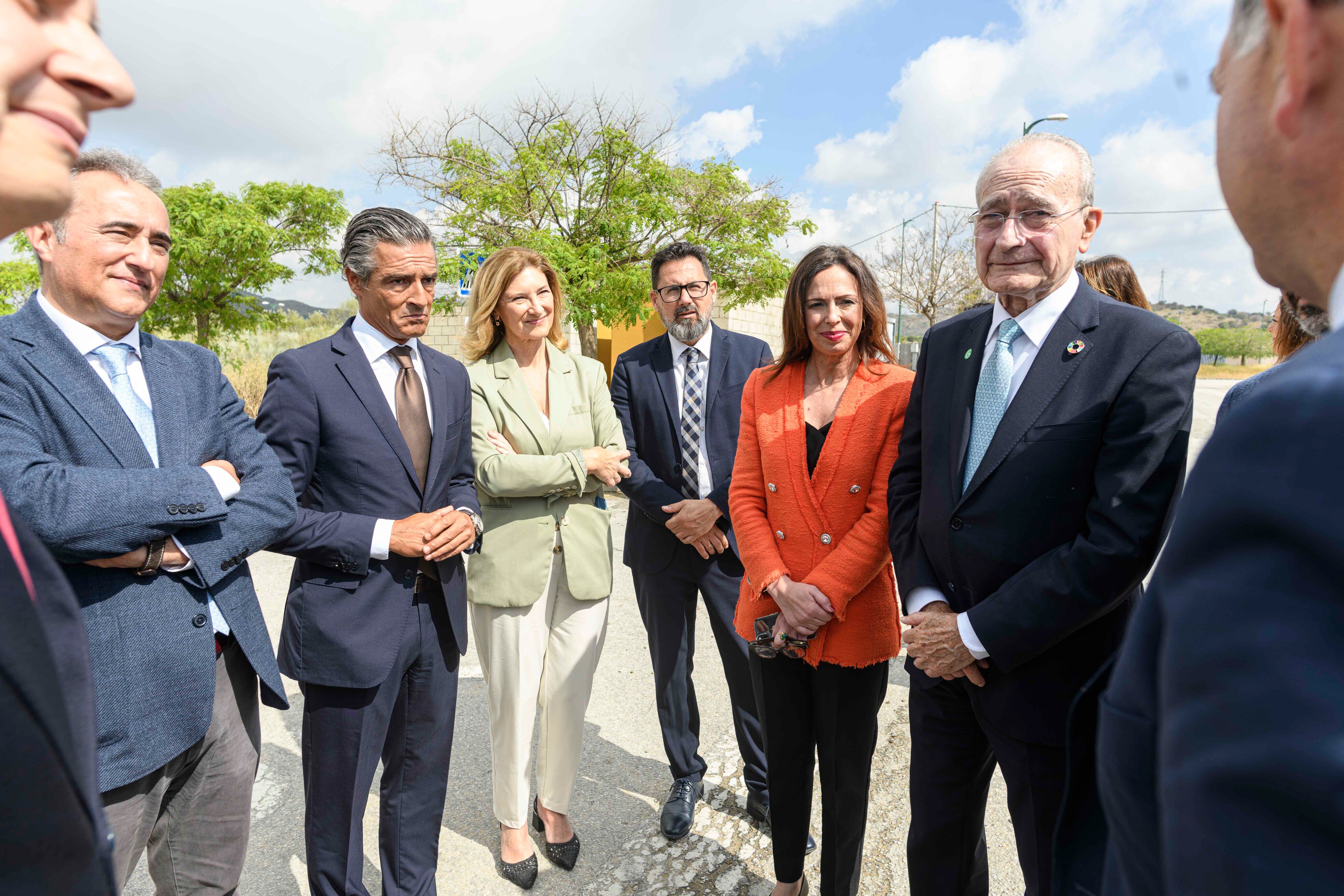 El alcalde de Málaga, Francisco de la Torre, junto a la consejera de Fomento, Rocío Díaz, y al CEO de Lagoom Living Javier Braza, durante una rueda de prensa este jueves sobre vivienda en Teatinos (Ayuntamiento de Málaga).