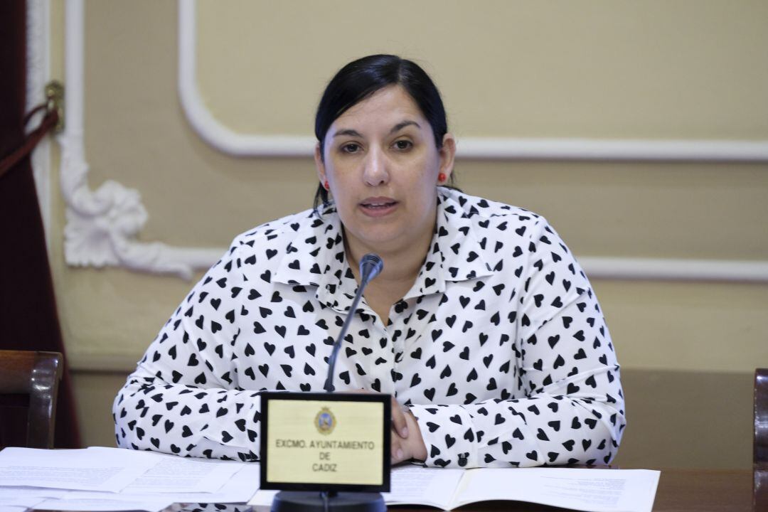 La portavoz del equipo de gobierno compareciendo ante los medios en el Salón Isabelino del Ayuntamiento de Cádiz