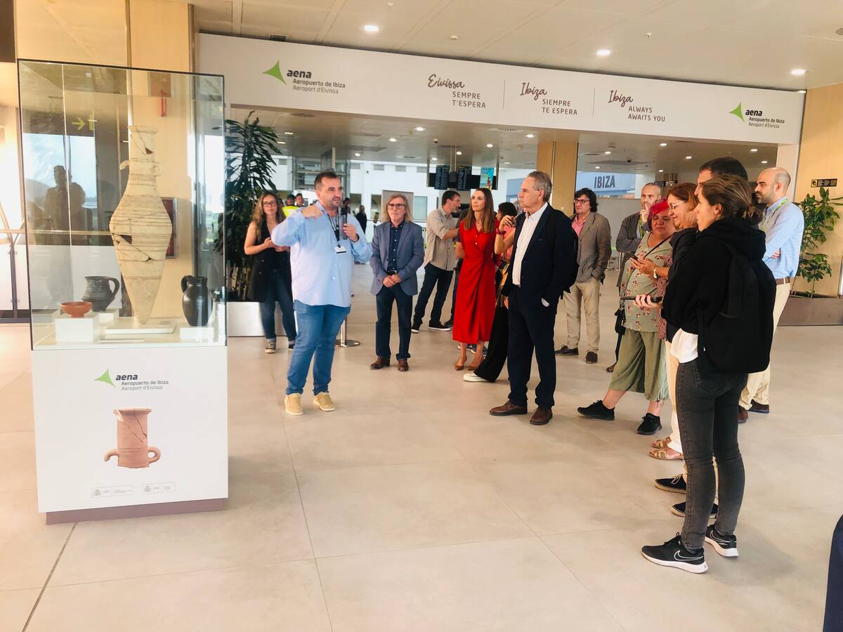 El Aeropuerto de Ibiza inaugura la exposición ‘Ibiza: punto de encuentro desde la antigüedad’
