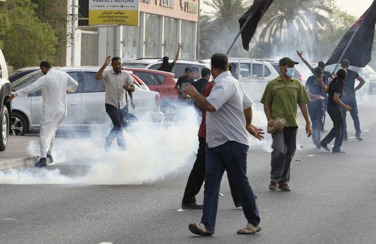 Gas lacrimógeno empleado para disolver una protesta.