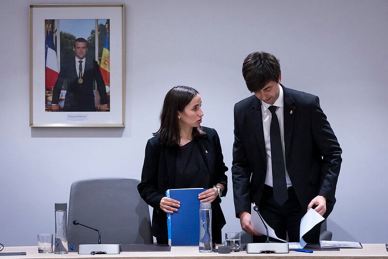 El cònsol major, Sergi González, i la cònsol menor, Olalla Losada, durant la sessió de comú d'ahir