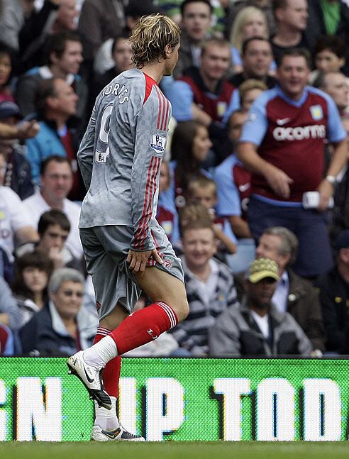 Fernando Torres en el momento de lesionarse en el muslo