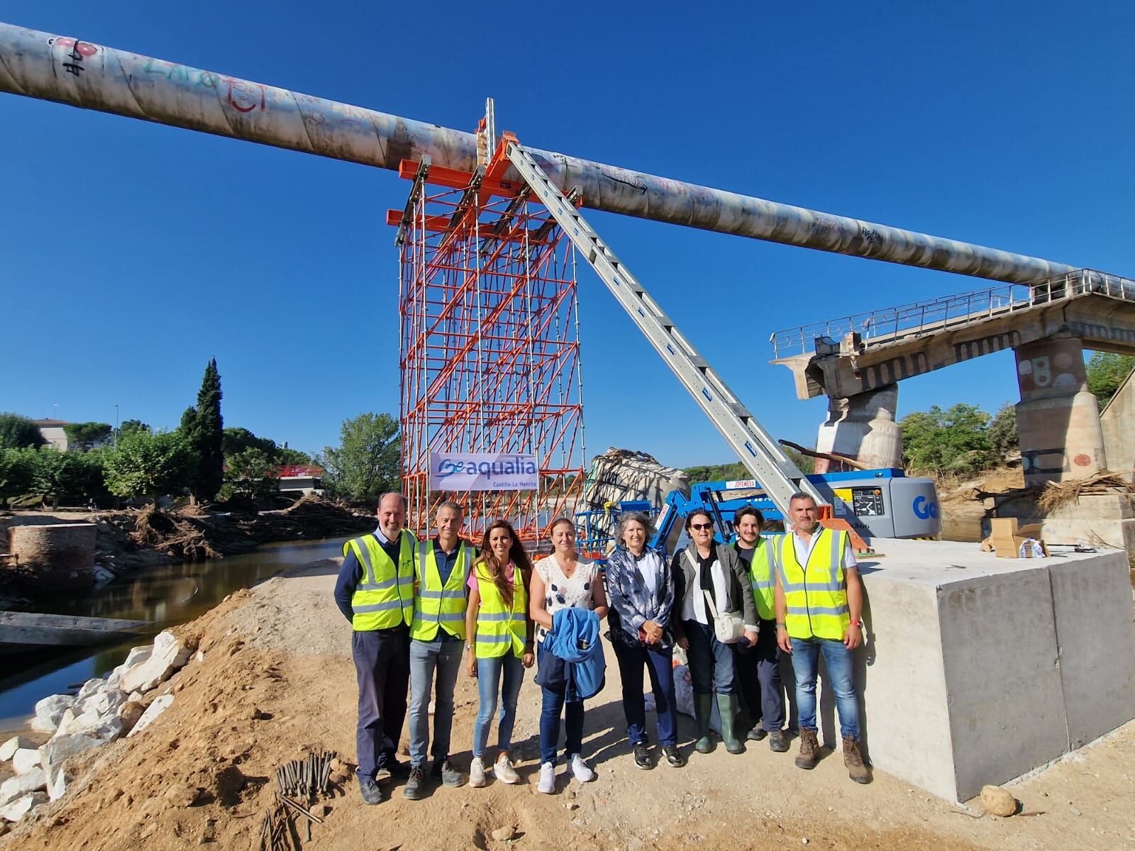 Foto de familia de la visita realizada en la tubería de Picadas, en el término municipal de Aldea del Fresno (Madrid)