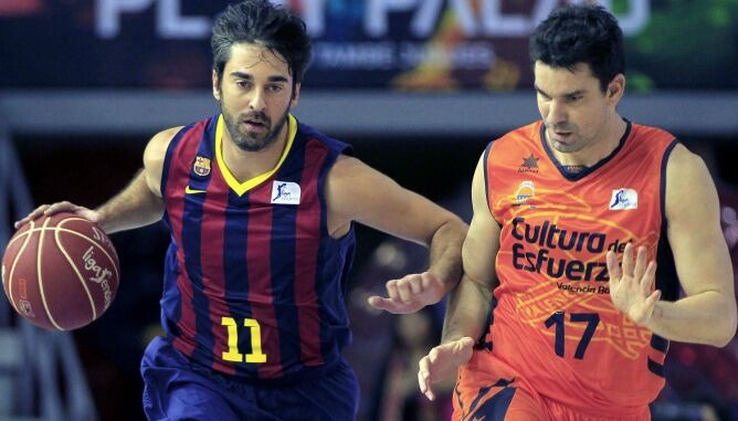 Navarro conduce la pelota ante el acoso de Rafa Martínez