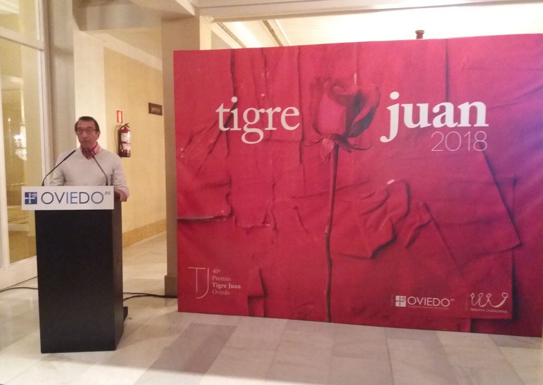 Intervención de Tomás Sánchez Santiago tras recibir el XL Premio Tigre Juan de Narrativa, por su obra &quot;Años de mayor cuantía&quot;. En el Salón de Té del Teatro Campoamor.