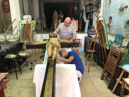 Primeros trabajos en el taller de Víctor García Villargordo, agachado con camiseta azul