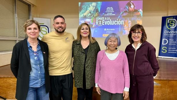 Accem y el Colegio Divino Salvador acercan la ciencia y la tecnología al alumnado de Vigo .