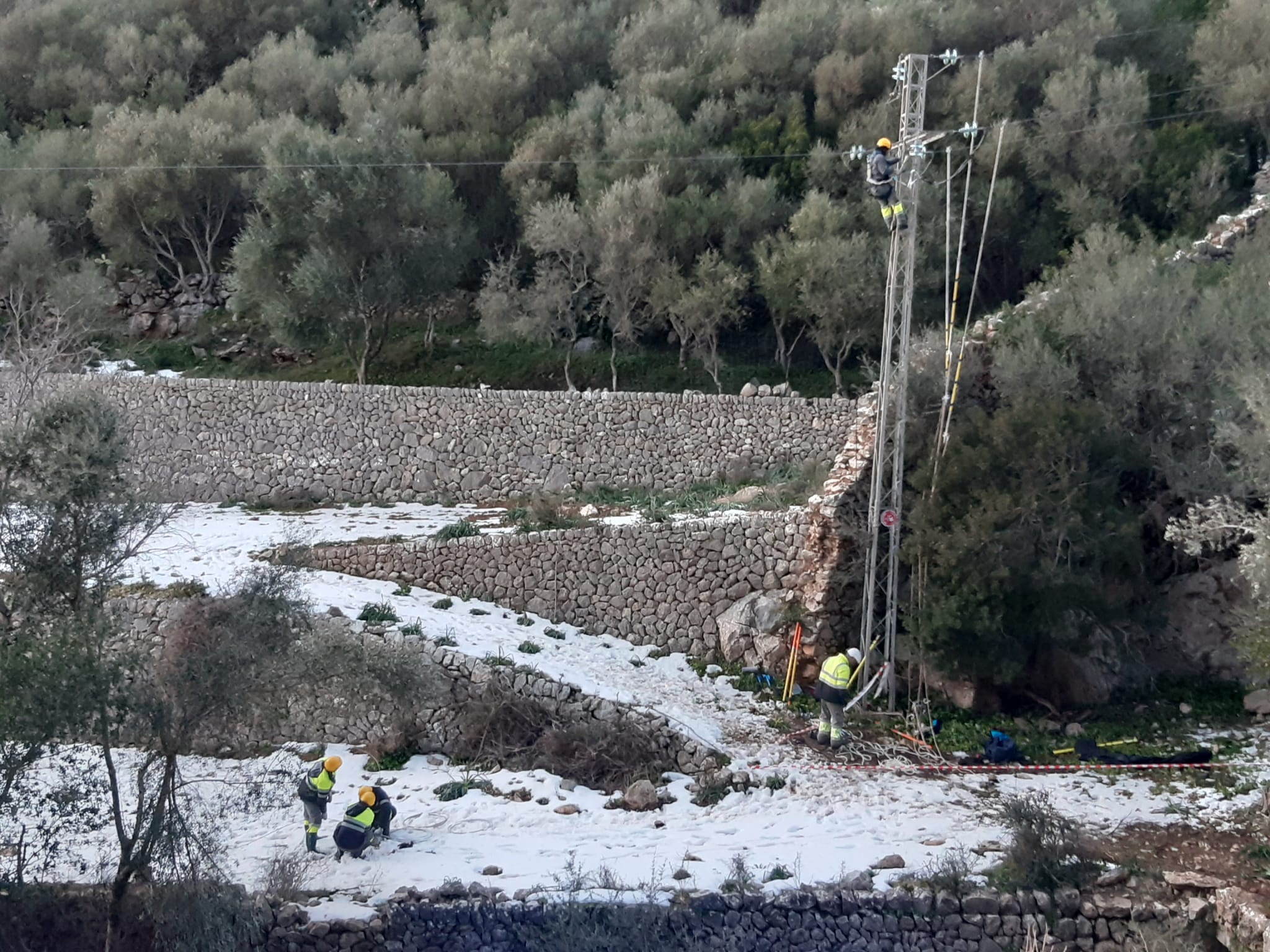 Trabajos para arreglar el suministro eléctrico en Alfàbia. Endesa