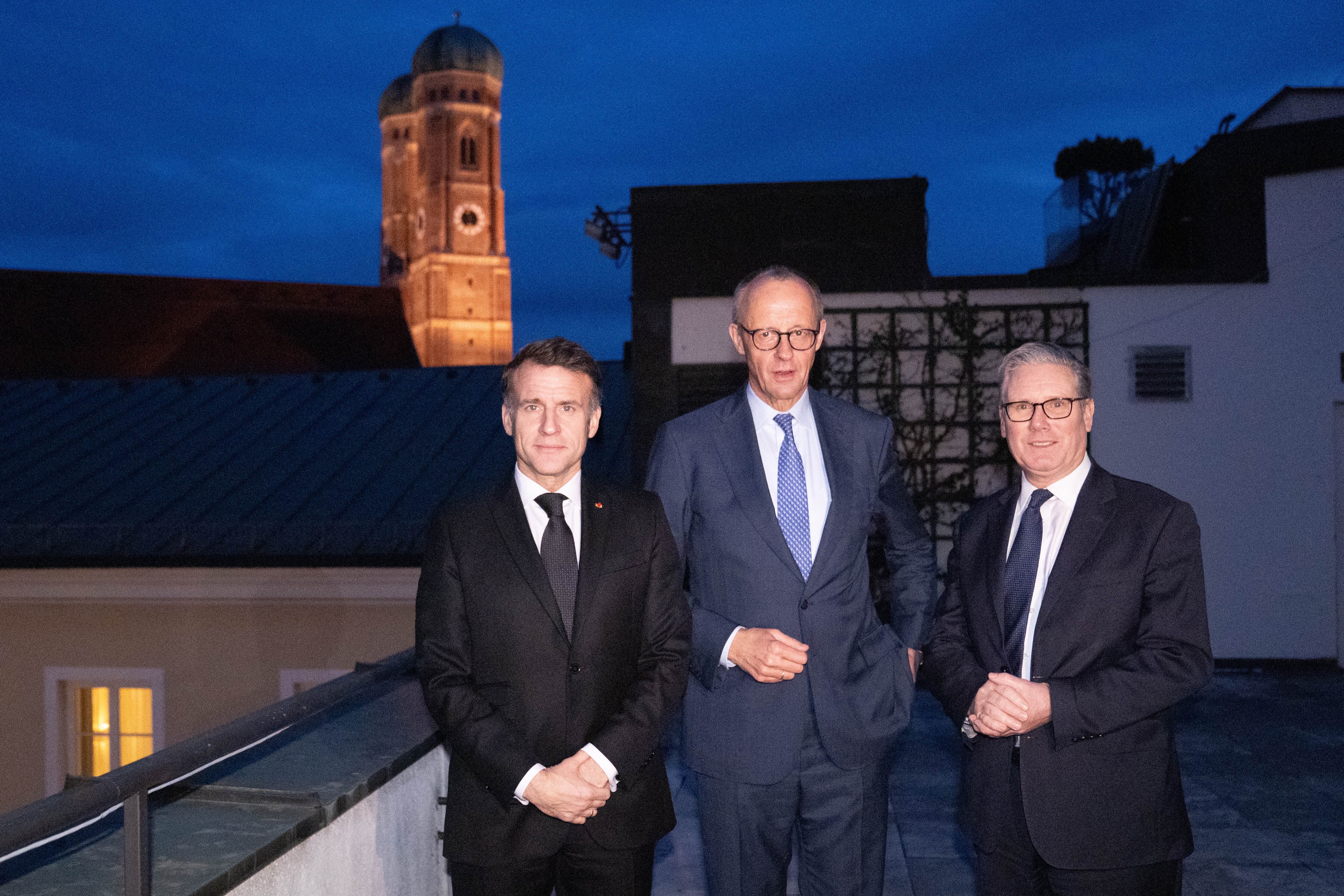 El presidente francés, Emmanuel Macron, el canciller alemán, Friedrich Merz, y el primer ministro británico, Keir Starmer, durante un encuentro en Múnich.