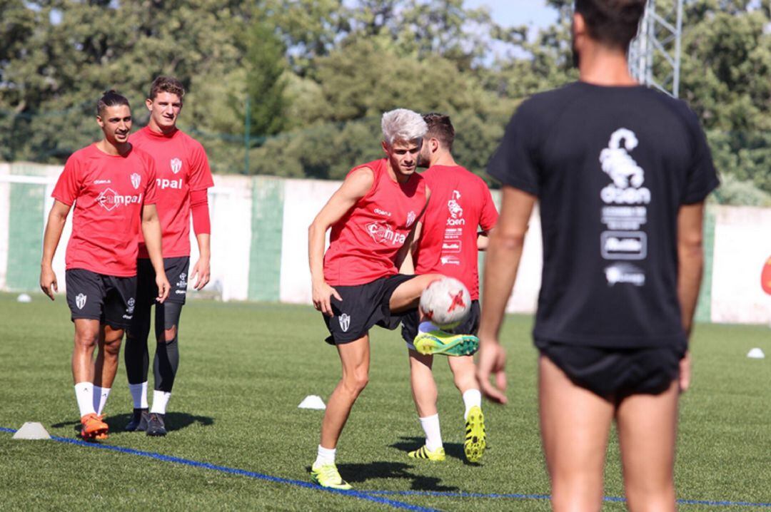 Nacho Pérez durante un entrenamiento con el cuadro chacinero.