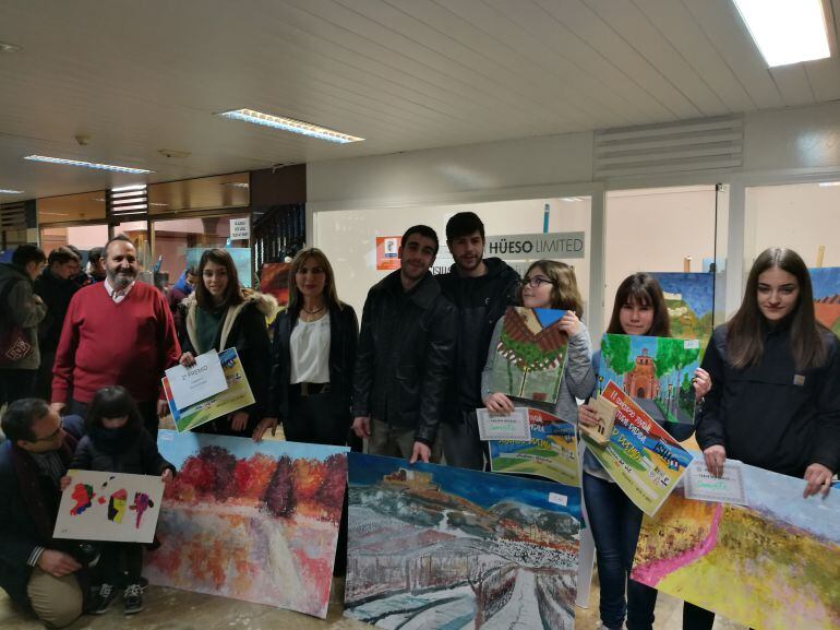 Algunos ganadores posan junto a Azucena Esteban, Elías Domingo y Rodrigo Juarranz