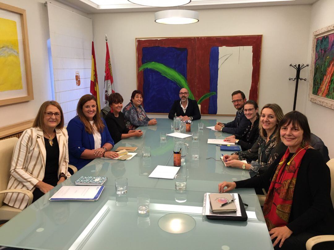 Imagen de la reunión de la alcaldesa y varias concejalas de Segovia con los responsables de la consejería de cultura, turismo y deportes de la Junta