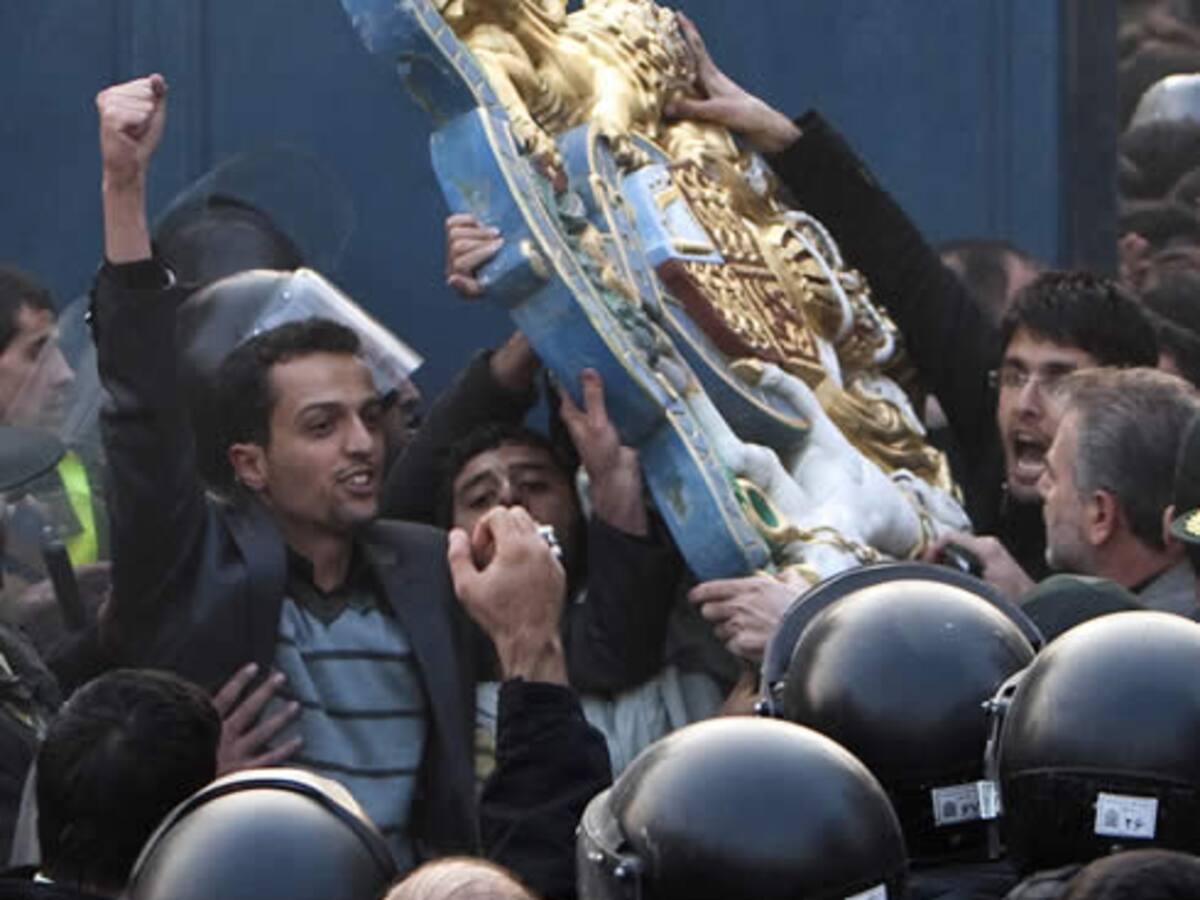 Reino Unido retira al personal de su Embajada en Irán tras los asaltos de estudiantes