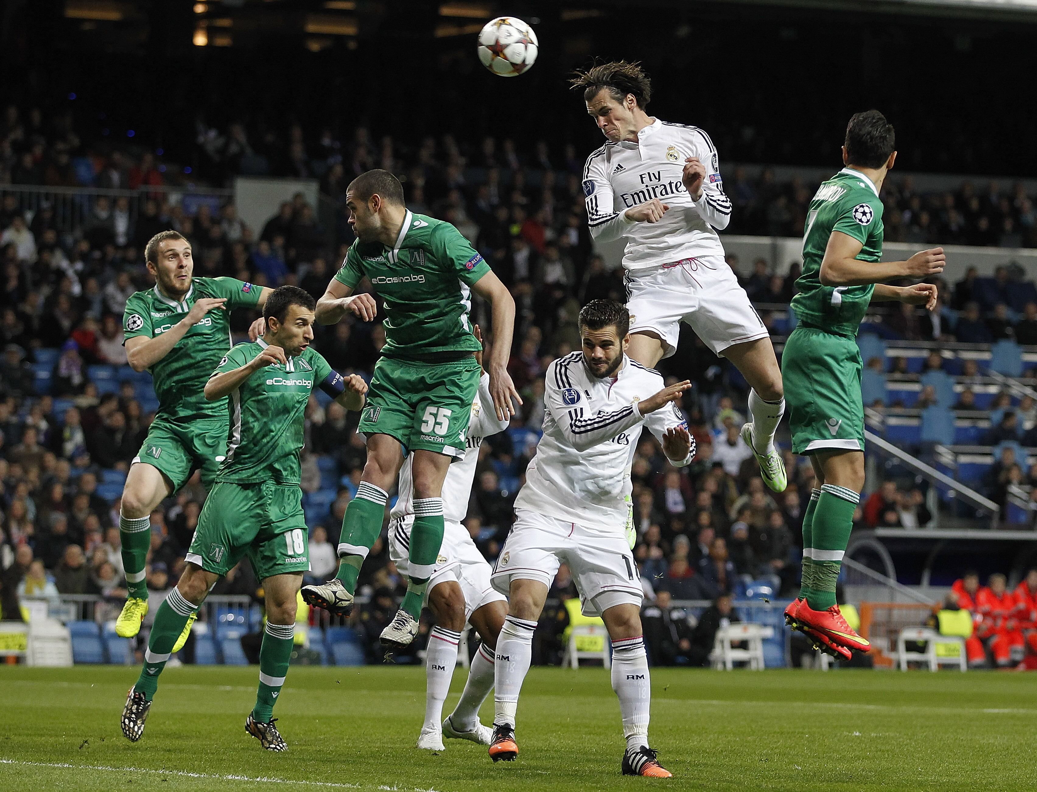 Gareth Bale cabecea el balón en un enfrenamiento del Real Madrid contra el Ludogorets en 2014