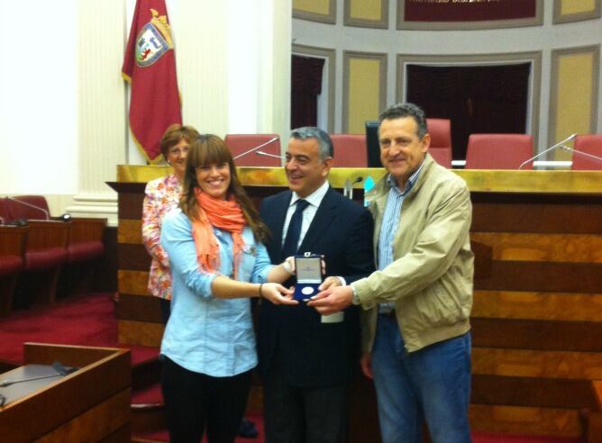 Acto de entrega de la Medalla de Plata de la Provincia a Eharialdea