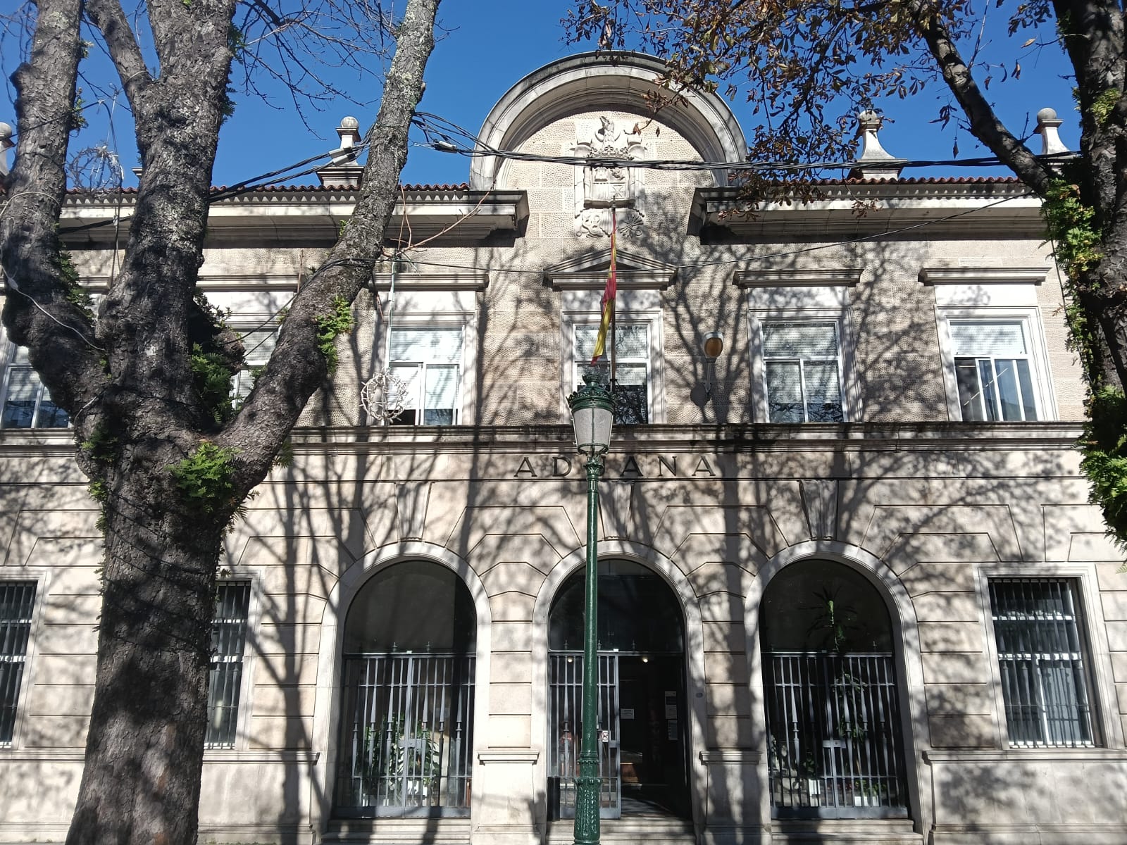 Fachada del edificio de Aduanas en Vigo, con el escudo preconstitucional