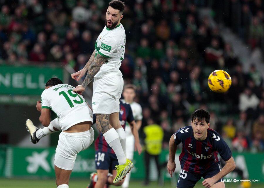 Un momento del Elche-Eibar disputado en el estadio Martínez Valero