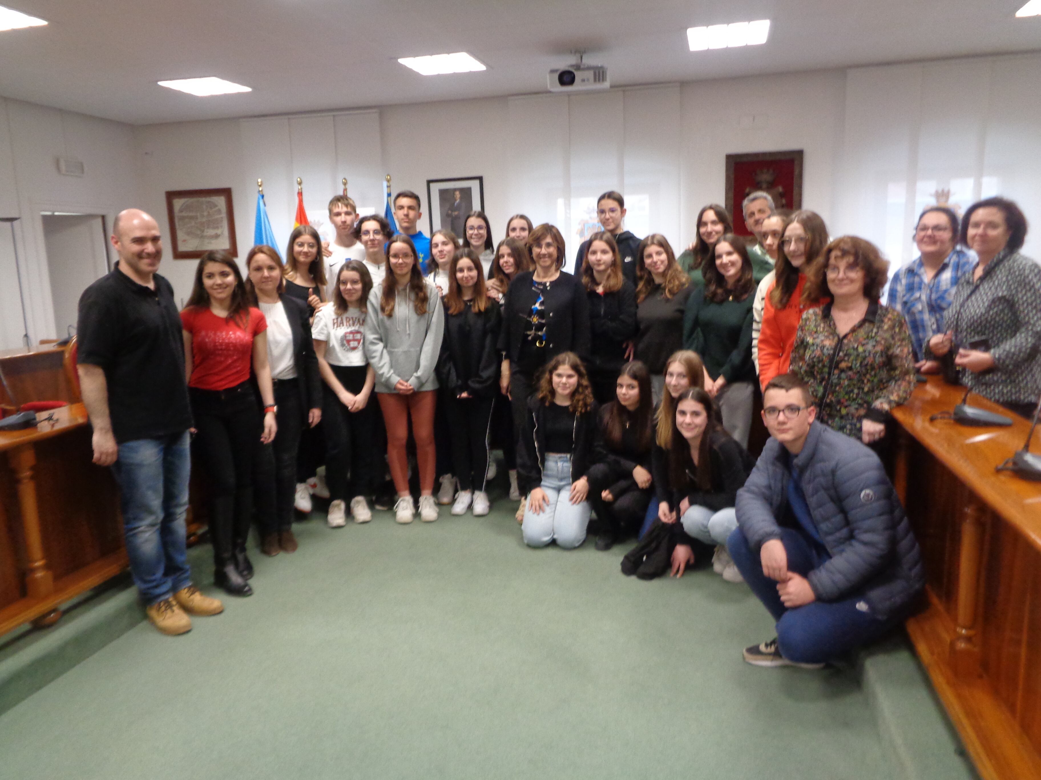 Alumnos y profesores (incluidos los del colegio Vera Cruz), posan con la alcaldesa en el salón de plenos