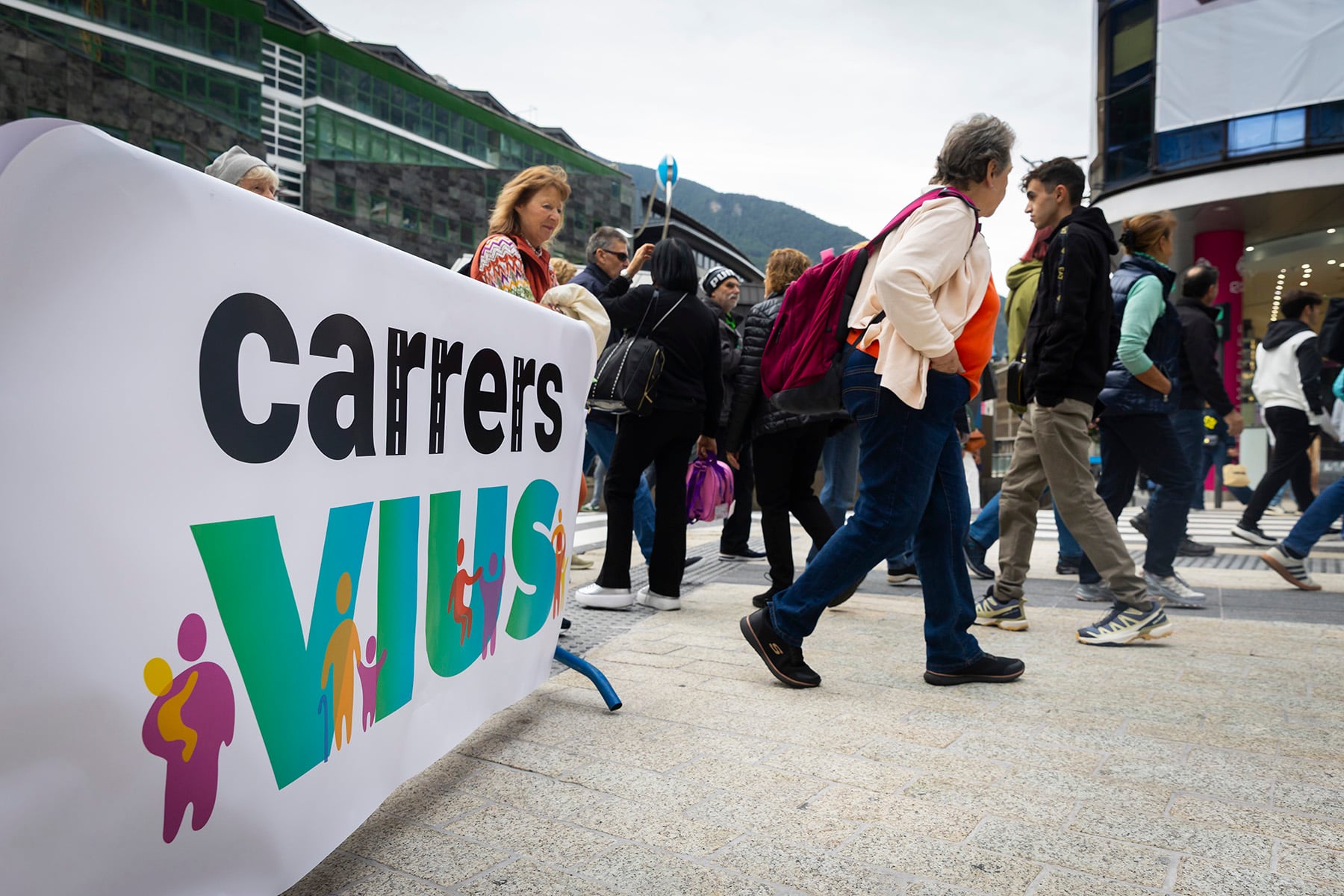 Ciutadans passejant per la part alta de l'avinguda Meritxell