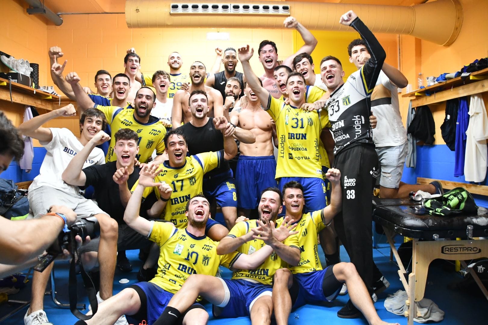 Los jugadores del Bidasoa celebran el empate contra el Barça.