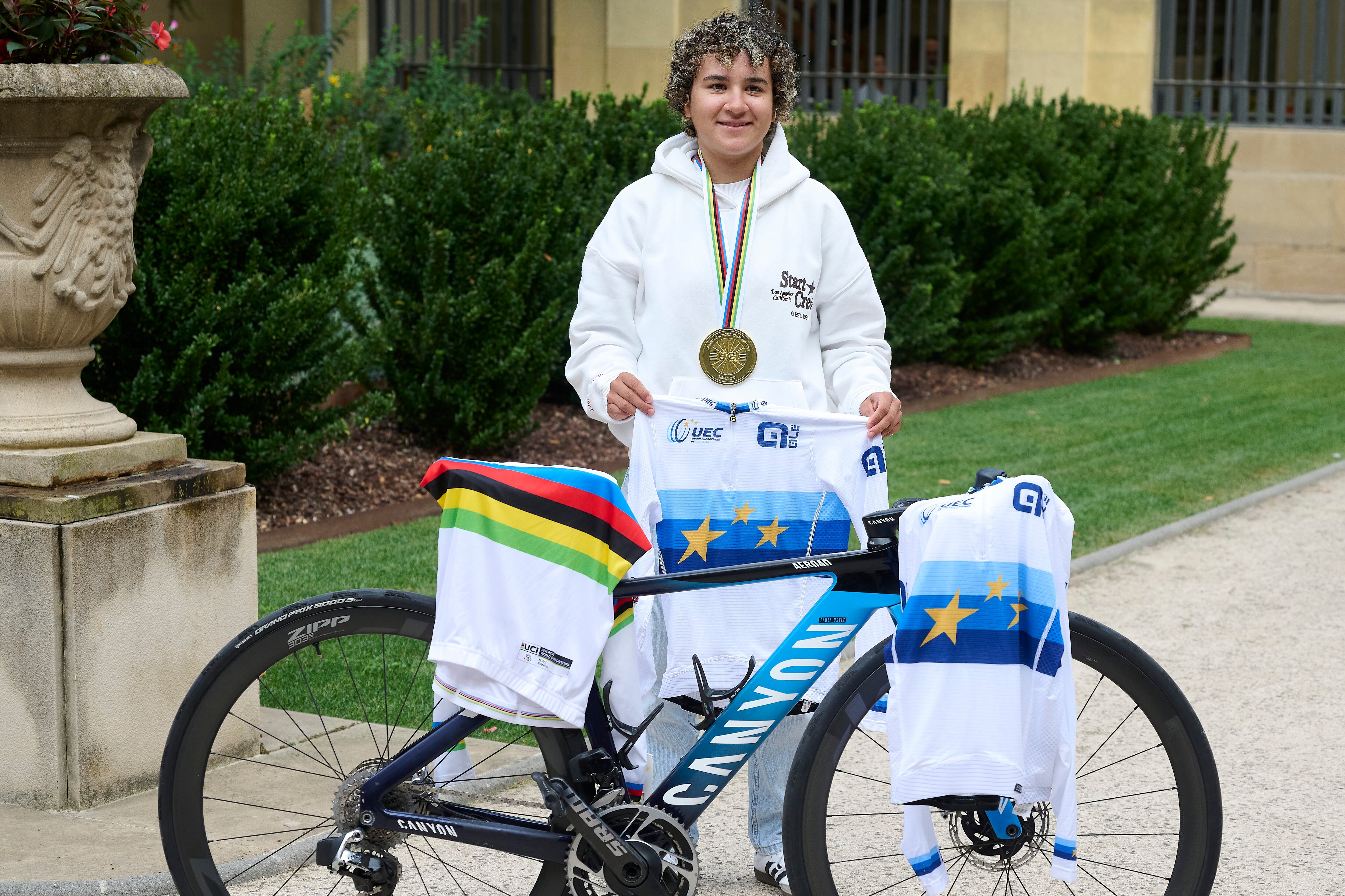 La ciclista Paula Ostiz, campeona del mundo en ruta y subcampeona del mundo contrarreloj, ambas en categoría junior, posa en los jardines del Palacio del Gobierno de Navarra durante la recepción de la presidenta del Gobierno de Navarra, María Chivite