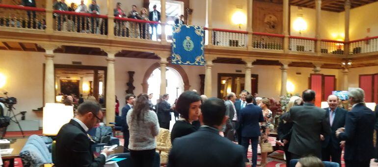 Aspecto del hall del Hotel de la Reconquista durante las audiencias de los reyes, en la mañana de los Premios Princesa de Asturias