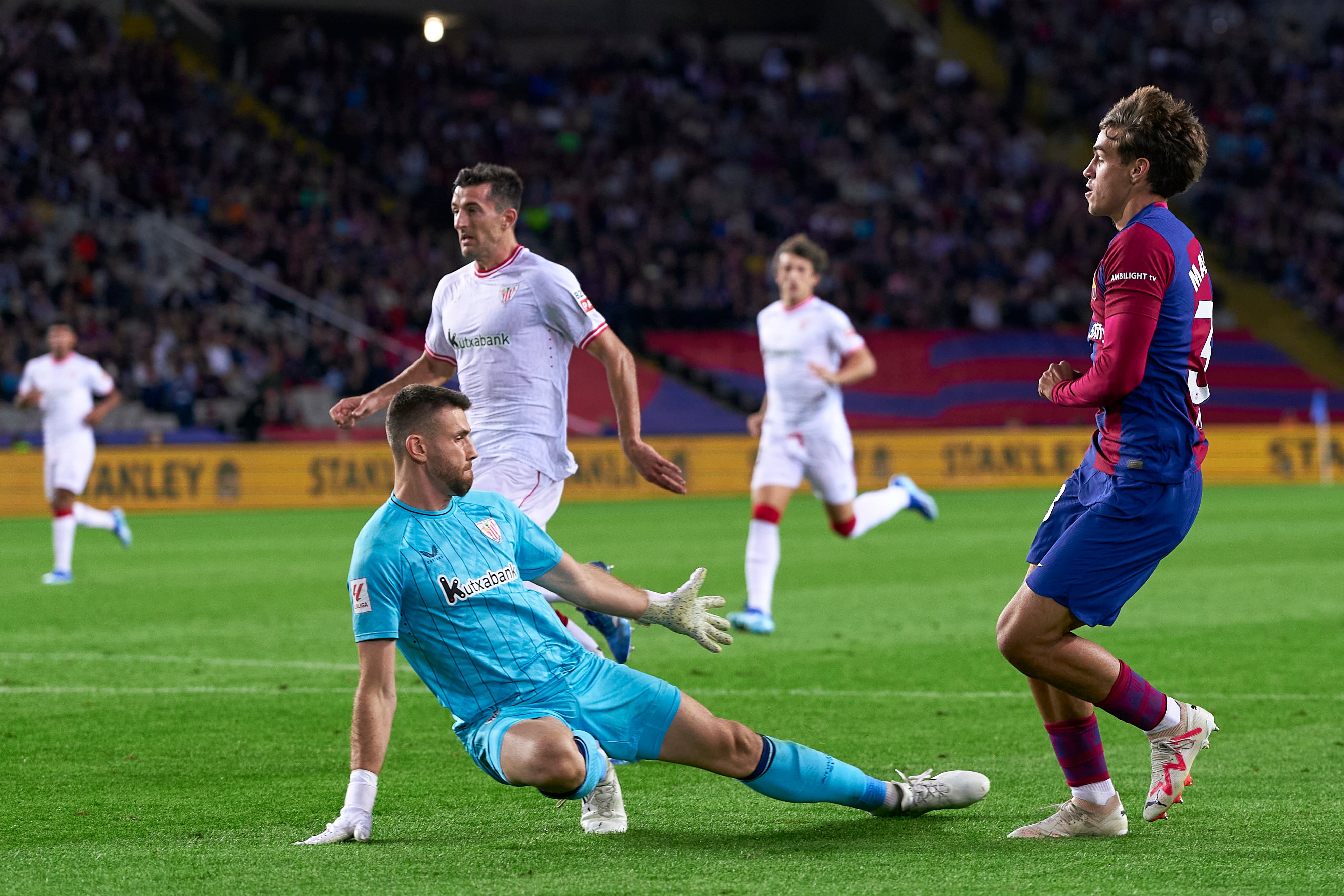 Acción del gol de Marc Guiu ante Unai Simón en el FC Barcelona-Athletic de la temporada pasada