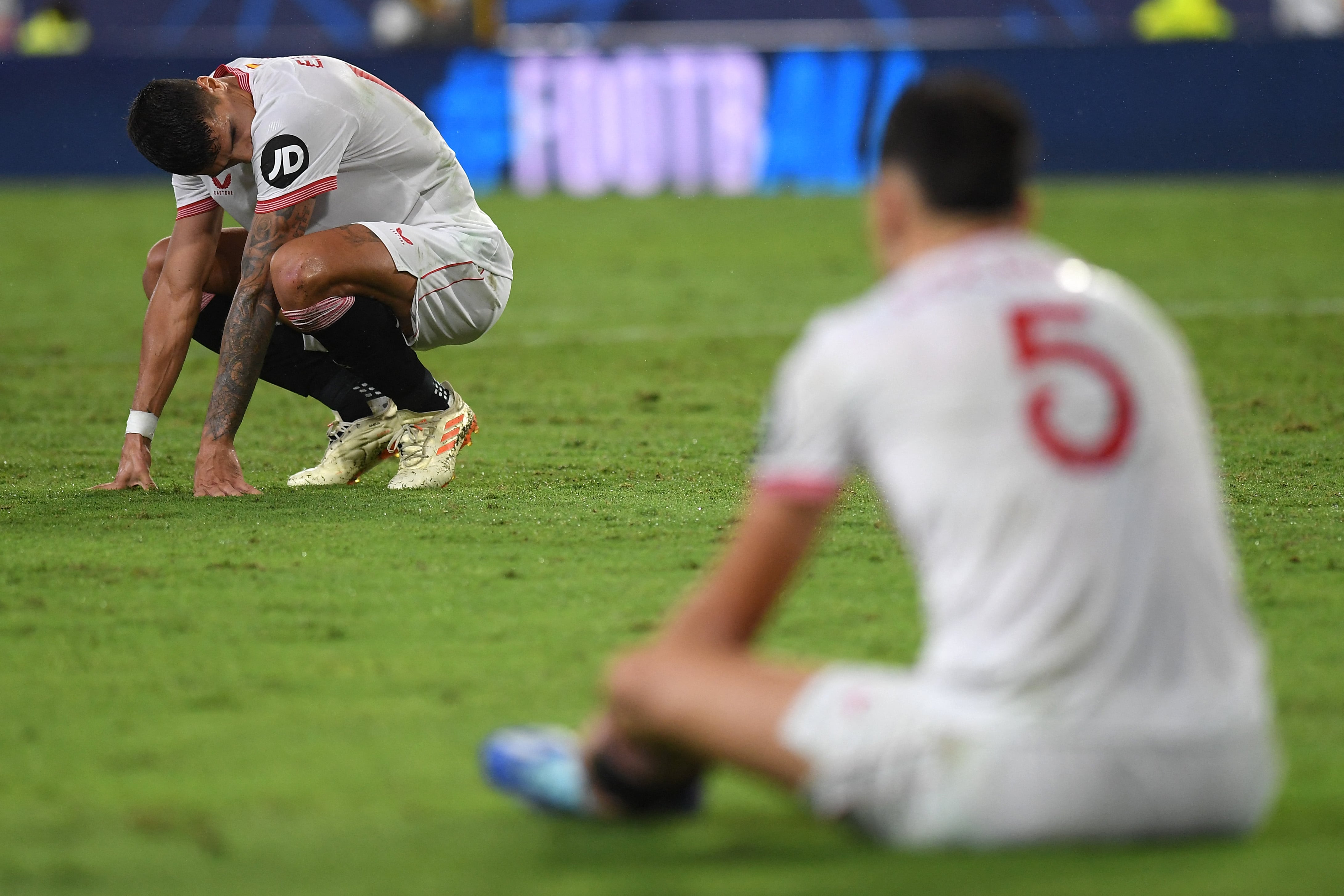 Los jugadores del Sevilla lamentan su derrota ante el Arsenal en el Ramón Sánchez Pizjuán. (Photo by JORGE GUERRERO / AFP) (Photo by JORGE GUERRERO/AFP via Getty Images)