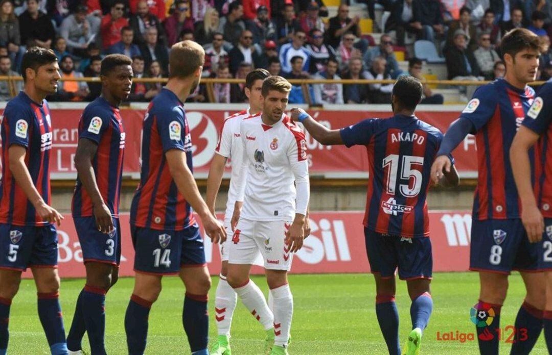 Iván González, entre los defensas azulgrana durante el último duelo de ambos equipos en León