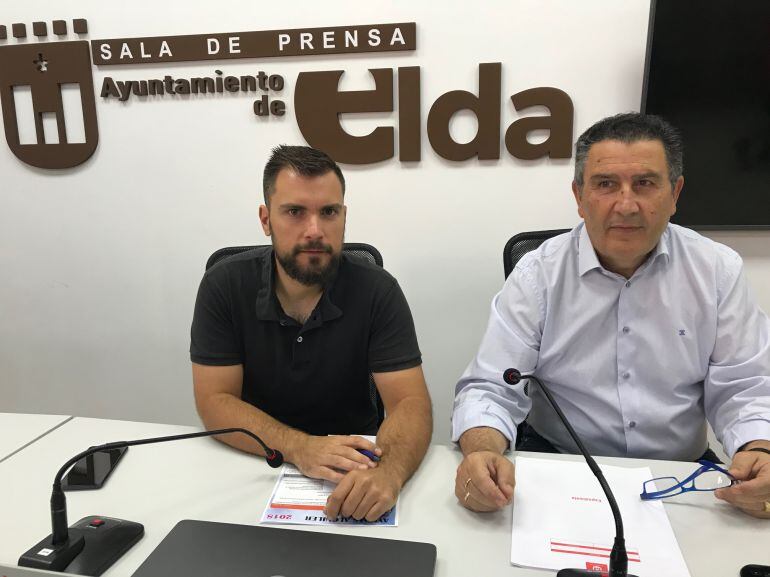 Javier Rivera, director de EMUDESA, junto a Amado Navalón, edil de Viviendas del Ayuntamiento de Elda