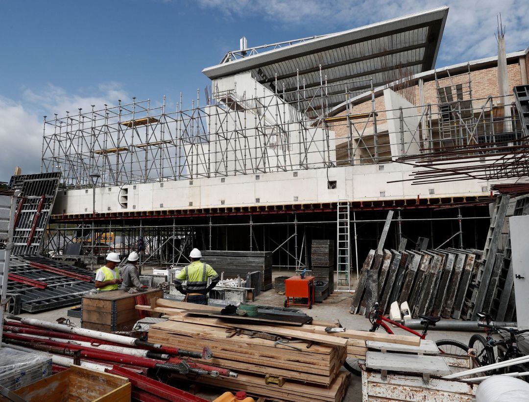 El Club Atlético Osasuna reformará por completo la cubierta de la Tribuna Alta de El Sadar para construir una única cubierta que cierre todo el estadio. En el proyecto inicial ‘Muro Rojo’ la actual tribuna más alta de las cuatro solo iba a ser sometida a una reforma parcial que tenía como objetivo cambiar el material que la cubre.Sin embargo, según informa el club, durante el trabajo realizado durante estos meses se ha constatado que “está más dañada de lo que se creía, provocando filtraciones en la zona de cabinas de prensa, en las propias gradas y, en los últimos tiempos, en las zonas interiores del estadio”.