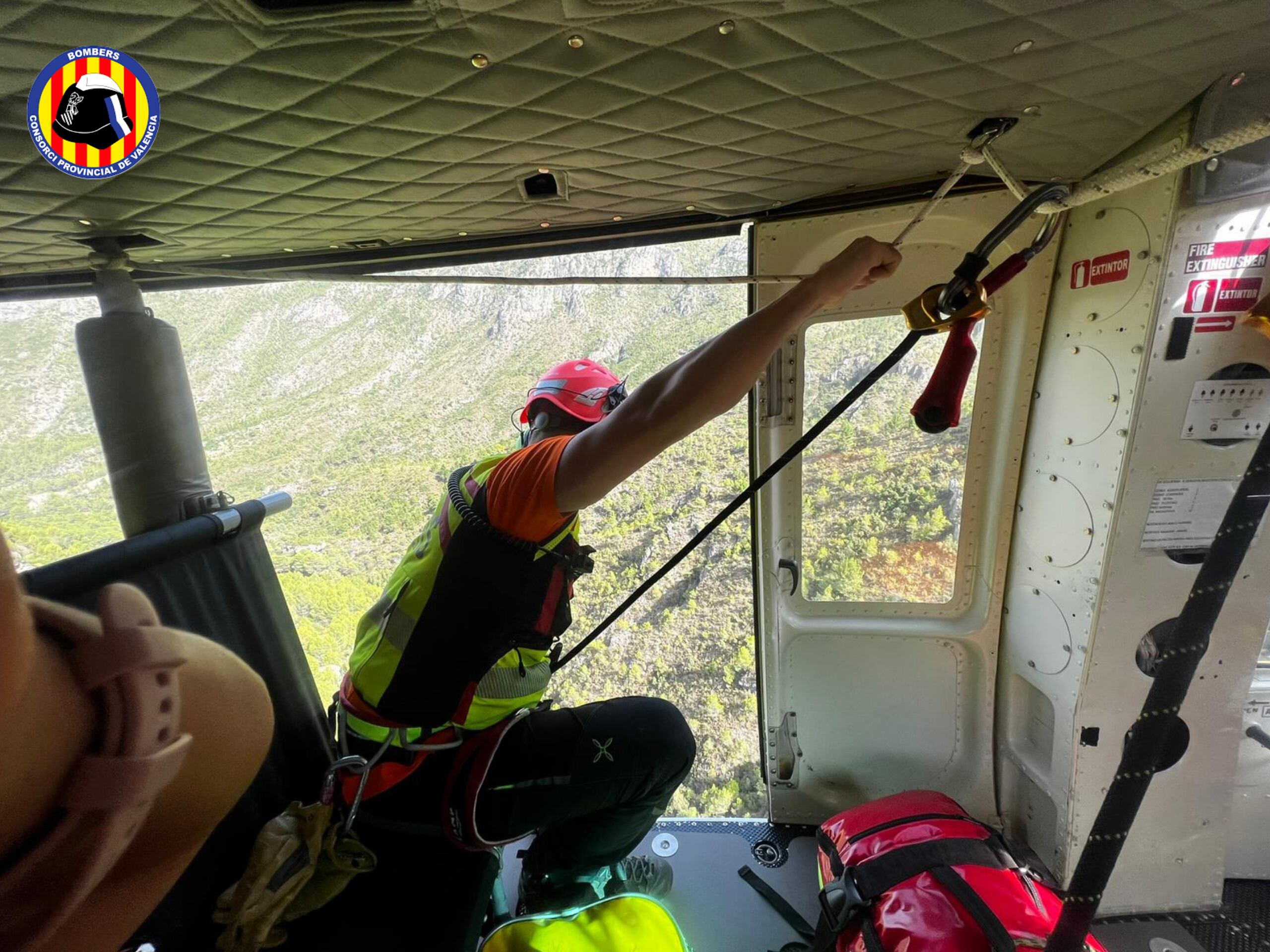 Efectivos del consorcio de Bomberos durante el rescate en Villalonga.